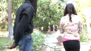 Gemengde tiener is lief vir die neem van groot swart piel in elke gat