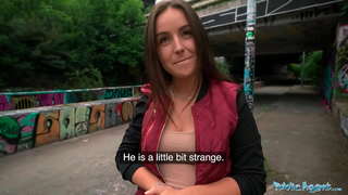 Publika Agento studento ĝuas akiranta ŝia vagino penetris hard de fremdulo libera aero en Prago