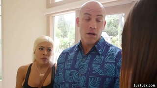 Маћеха-плавуша са великим сисама Месец Стар јебе у анални са својим новим дечком Дерриком Пристаниште, затим везује своју младој готичку Ави да ли је лав и јебе јој восак.