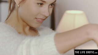 Bunette, tiener, oulik horlosies haarself in die spieël terwyl masturbasie