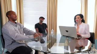 Veronica Avluv hakuwa na kufikiri sana juu ya interracial threesome