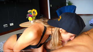 OneNymphoLatina DEEPTHROATS een van haar aanhangers en sluk&#039;n dik THROATPIE