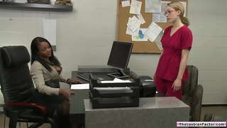 Titw mawr eboni bos pussy llyfu ei melyn gwyn cyflogai