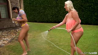 ���ெக்ஸ் செருகும் மற்றும் மார்பகங்கள் உறிஞ்சும் இரண்டு தனியா லெஸ்பியன்