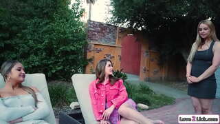 Babe vra nuwe busty mom te kry terug by haar ander verneuk stiefma.Hulle soen en sy lek die groot milfs voete en dan facesits haar