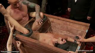 Mlade brinete rob Adriana Chechik je povez preko očiju i borio onda veliki kurac sjeban od strane Astral Prašine pod kontrolom dom Princeza Donna Dolore u javnosti