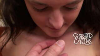 Rumaja jeung pigtails méré sirah di kahiji nya porno