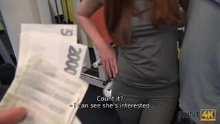 HUNT4K. Cho người đàn ông tiền cho phép kinh nghiệm để thổi kèn, ngay trong phòng tập thể dục