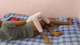 Kolehiyo Batang Babae Ay Makakakuha Ng Pangit Sa Isang Titi Sa Itim Na Lingerie