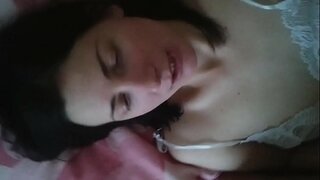 Russian nga amateur nga babaye Oksana giiyot sa iyang balhiboon pussy, bahin 1