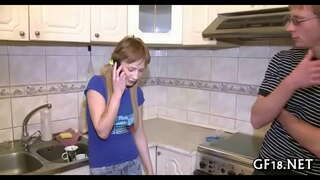 Güzel ergen hotty köpek tarzı duruyor