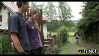 ���ன்று ஆஸ்திரிய பரவுகிறது பரந்த கால்கள் திறந்த