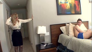 גדול והשדיים בלונדינית milf בגרביים ו ביריות