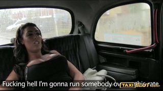 Ogromne busty Ava zanudzają z kierowcą na tylnym siedzeniu jego taksówki
