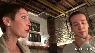 Big titted og tatoverede fransk gamle får hendes stramme røv hamrede