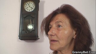 الخياطة القديمة الجدة والصبي