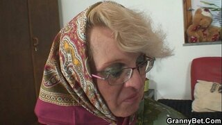 تشاء وهو شاب غريب