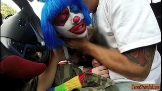 Lerdena teen Mikayla Mico sucks off eta aire librean banged