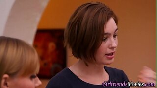 Busty teen liže lesbian