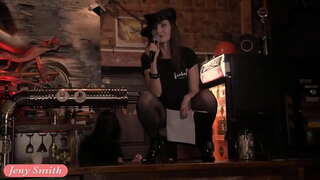 Jeny Smith javne golu devojku na sceni