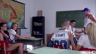 Tieners Dolly Diore &amp;amp; Cathy Heaven delen tutor &#039; s pik met twee geile vrienden in de klas