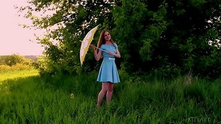 Украиналық Сұлулық Канара ашық ауада шешінеді