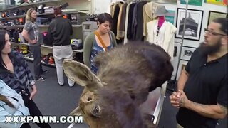 XXXPAWN - De Har Aldrig Varit Med En Man Innan, Men De Behöver Pengar