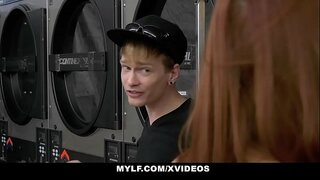 Të shtrënguar Twat (VannaBardot) Merr Saj Clit Thau Nga NJË MILF (SereneSiren)