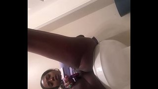 Sneaking off lortzeko intxaur bat lanean