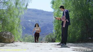 سیاہ بالوں والی کھیل لڑکی کے ساتھ جنسی تعلق کوچ