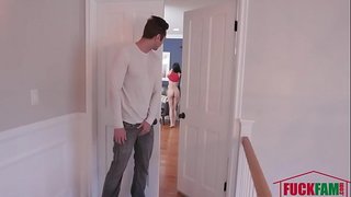 Gicle Une Charge De Sperme Sur Le Visage De La Demi-Soeur - Harmony Wonder