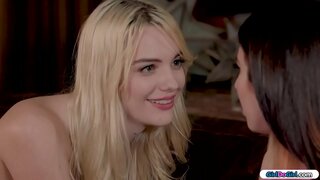 ���ાળા વાળ વાળી છોકરી જોઈ છે માટે દૂરસ્થ અને પૂછે છે તેના સોનેરી દૂરસ્થ તો તે જાણે છે જ્યાં તે છે.બધા નગ્ન તે આસપાસ ચાલુ સાથે દૂરસ્થ તેમના મૂર્ખ.તેના તમામ ભાગ છોડવું તેના ઉપર છે અને તે seduces તેના.તેઓ ચુંબન અને તે licks તેના pussy તે પહેલાં તેના facesitting