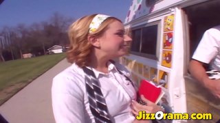 JizzOrama - Seks Çuditshëm Van Dhe Pak Bjonde Duan Një Lollipop