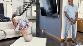 Голема Црна Петел наоѓање утеха со секси роговиден MILF