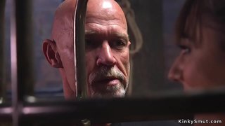 Sean máistir fucks te brunette daor deep scornach till bangs sí pussy i ngéibheann téad