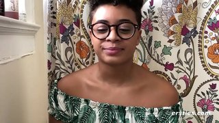 Ebony babe anapata mbali juu ya kitanda