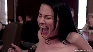 Kapp-slave-Veruca James-guides slave trainee Sabrina Banken fir de service Schlampe a Si hart ficken a reeche an der ieweschter floor orgy bdsm party