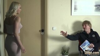 ���ழைய மனிதன் ஊடுருவி சூடான புளிப்பு மற்றும் திட்டங்களை கொண்டு அவரது மென்மையான முலைக்காம்புகளை