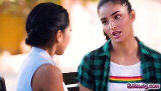 Ember en Emily van plan is om te draai die spel