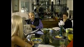 Kelasi stud mendapat keras alat yang dihisap oleh cantik pirang Hannah