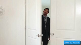 Cutie тинејџер blondie врши неверојатни blowjob во огромни бели дик и сака тоа