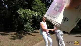 HUNT4K. Τέλεια ξυρισμένο μουνί και κώλο έρθει στα χέρια του κυνηγού