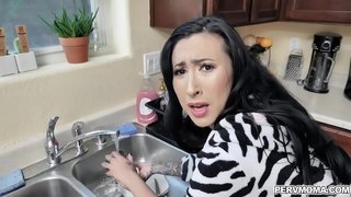 Calenta mare Lily Carril vol la seva stepsons suc perquè ella li passejades mentre ella fent bugaderia