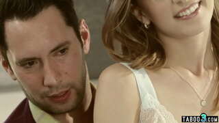 Maer stiefdogter wat gebruik word deur haar stiefpa pervers