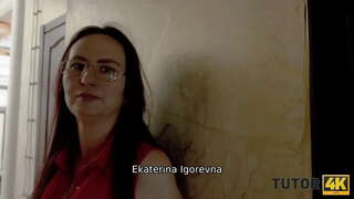 TUTOR4K. Omul ți-a spus profesorul că trebuie să se răspândească picioarele pentru a obține niște bani pentru lecție