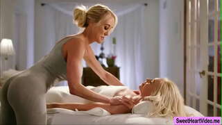 MILF Brandi Amor axuda a o seu Cliente Lyra Leis buceta ó orgasmo